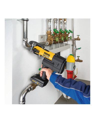 REMS Akku-Press E 22V A1-32kN sertisseuse radiale en action sur chantier